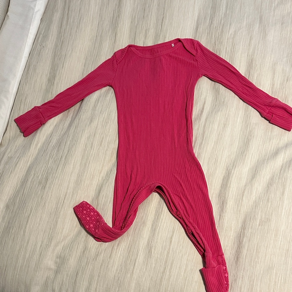 Hot pink ribbed crescent zippy